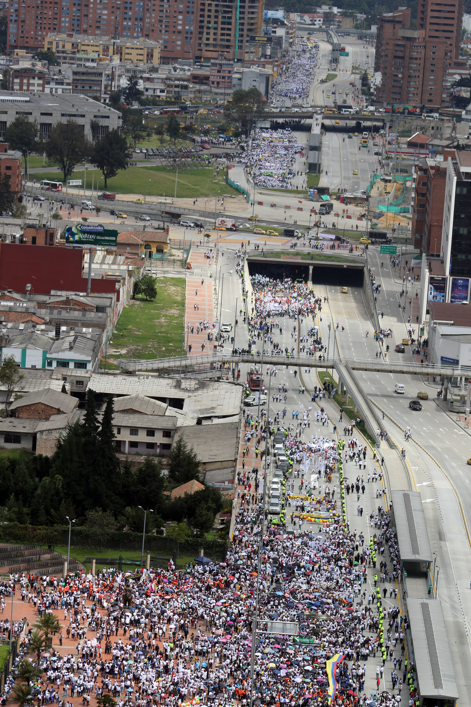 Trabajadores sindicalizados marchan por Avenida de Mayo con banderas argentinas y pancartas gremiales bajo cielo gris